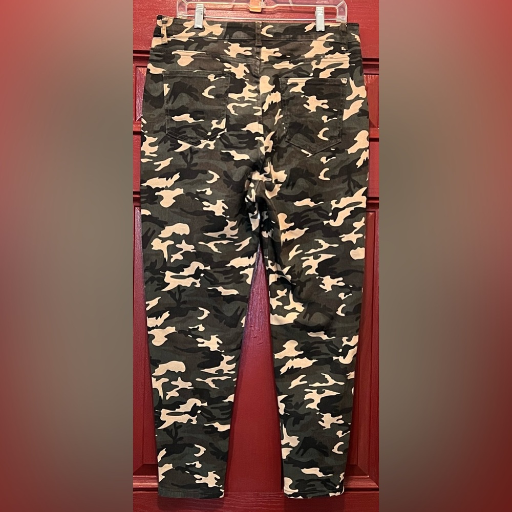 SHEIN Camouflage Casual Pants - Green and Cream
